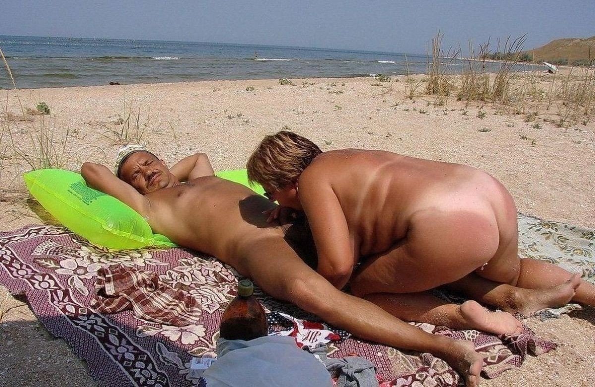 Голые мамки с мужьями позируют на нудистских пляжах порно фото