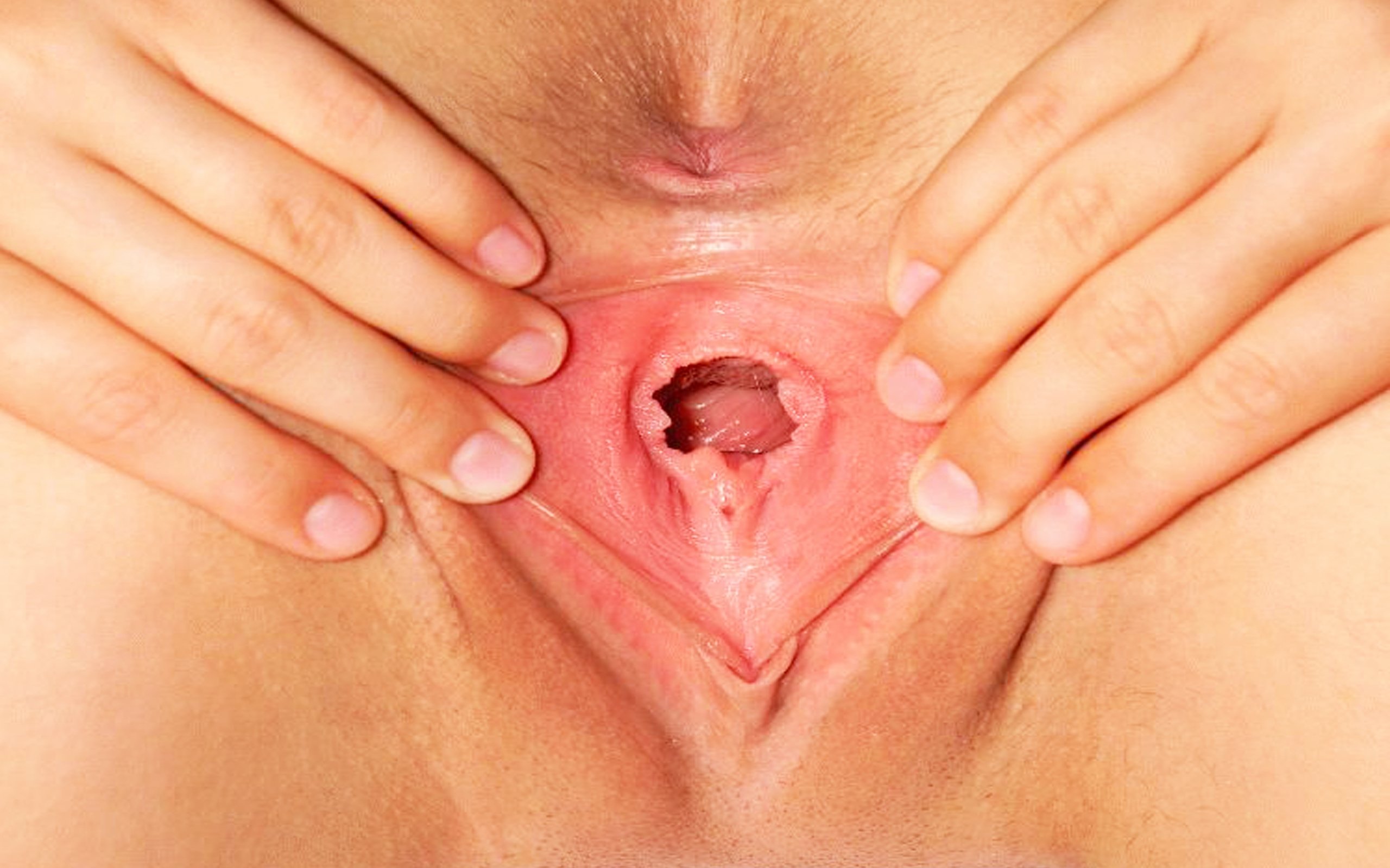 Открытая вагина красивой брюнетки