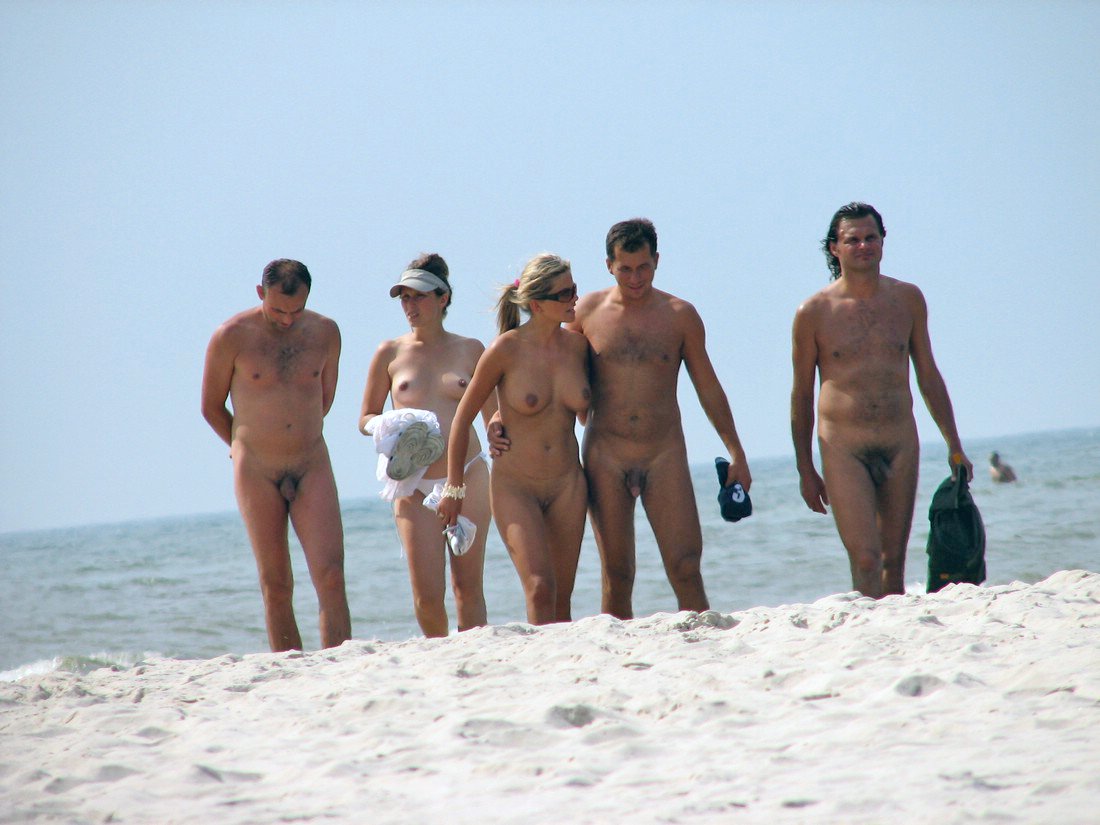 Несколько блядей загорают голышом на нудистском пляже и играют с парнями мячом