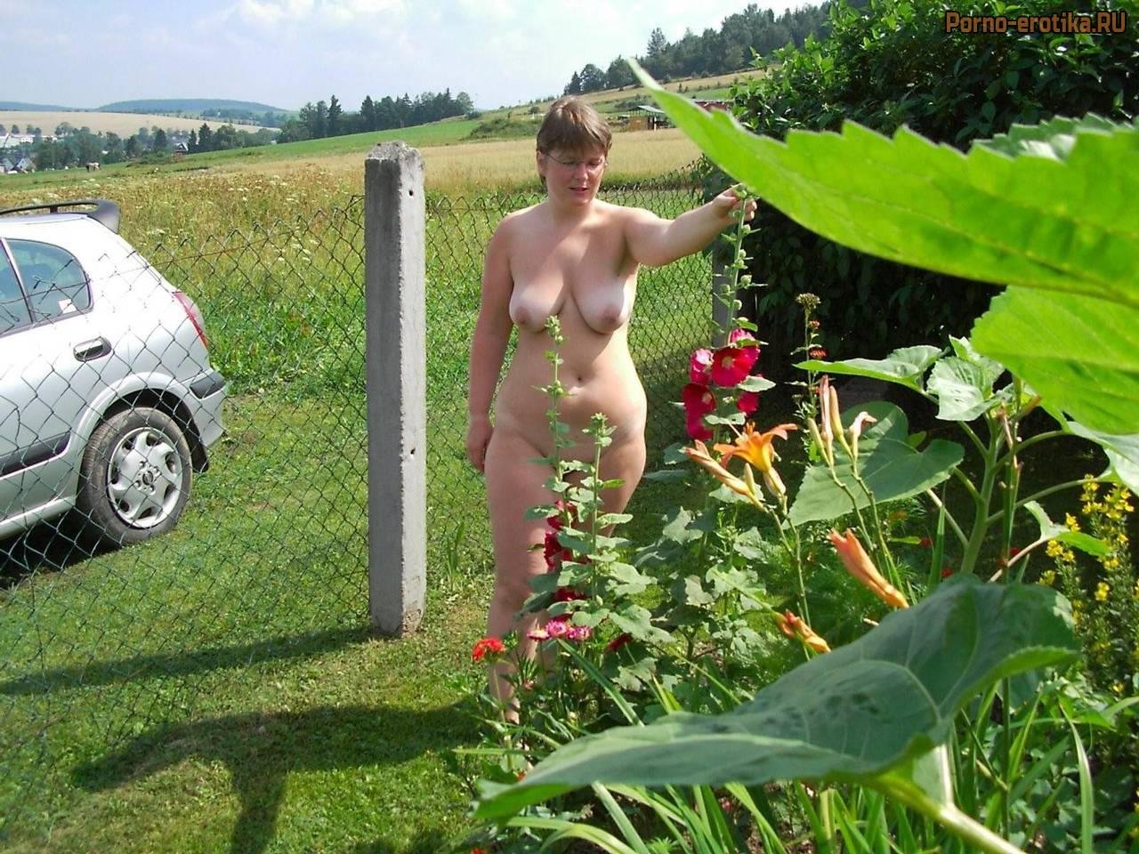 Голая жена в огороде 