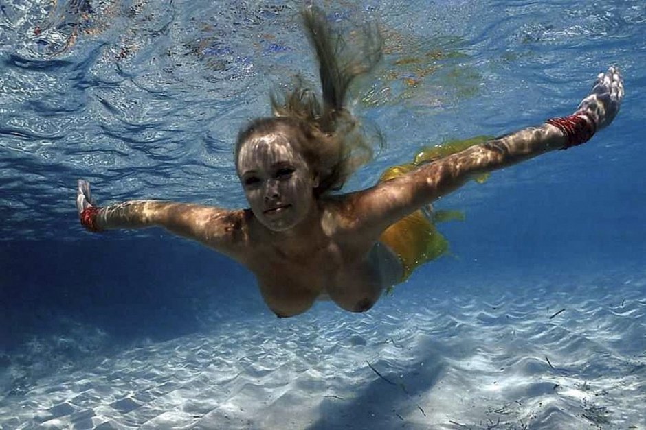 Путешественница плавает в море без купальника - порно фото