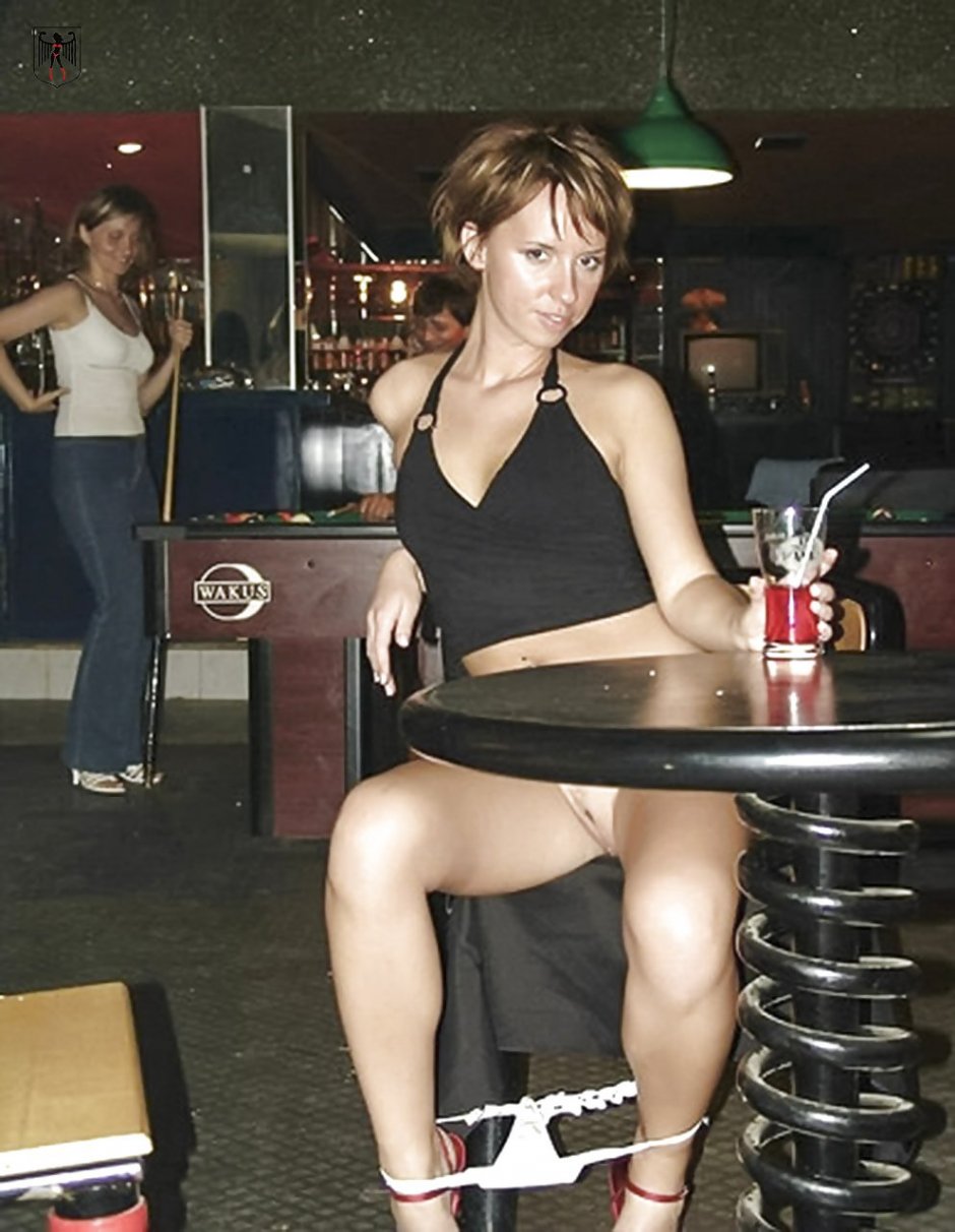 Жена в коротком платье без трусов сидит за столом фото