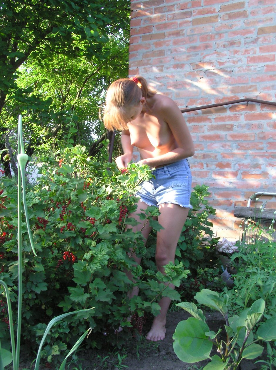 Голые дачницы - Частное ню девушек в огороде и саду фото