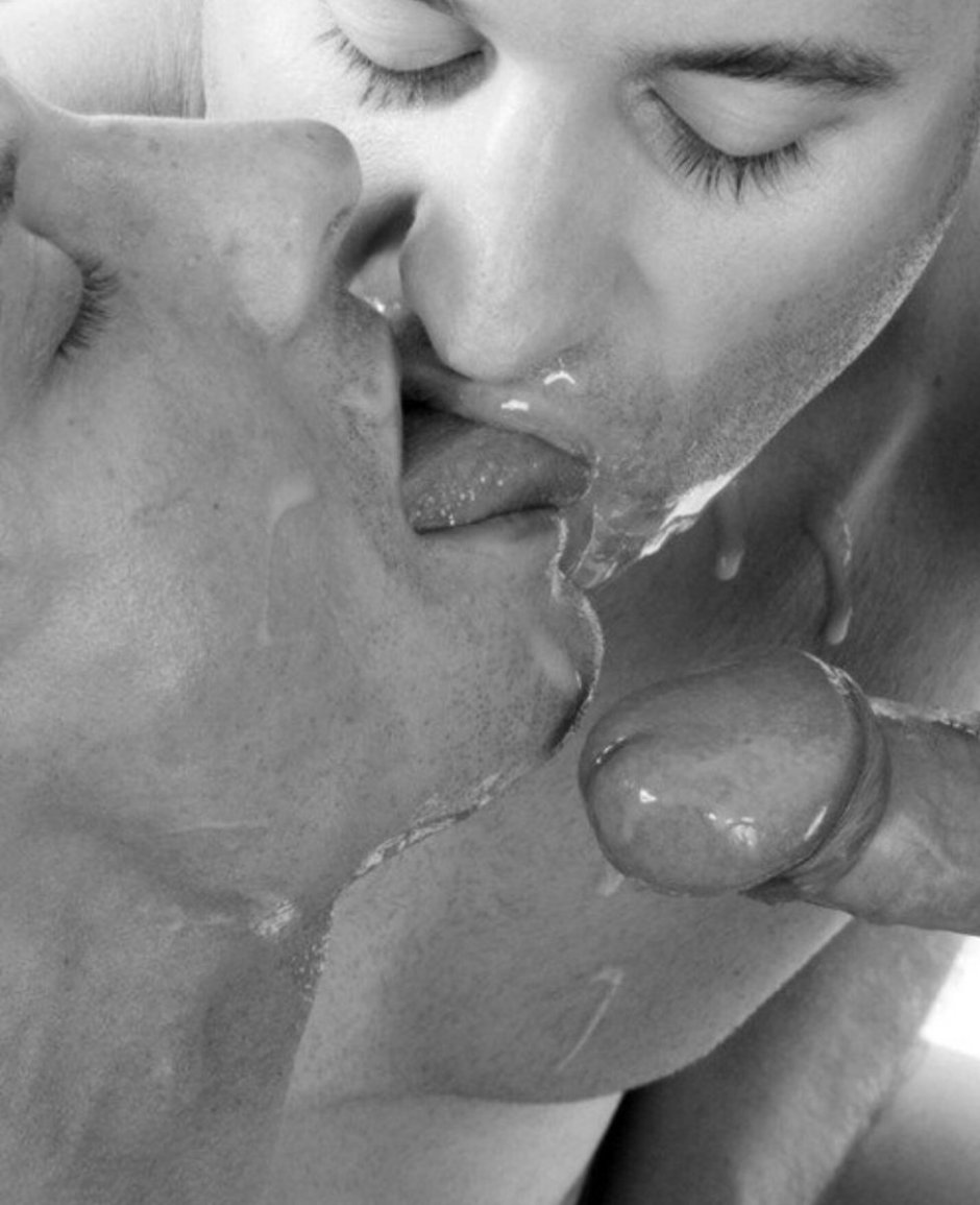 Красивые сучки целуются со спермой после волшебного траха