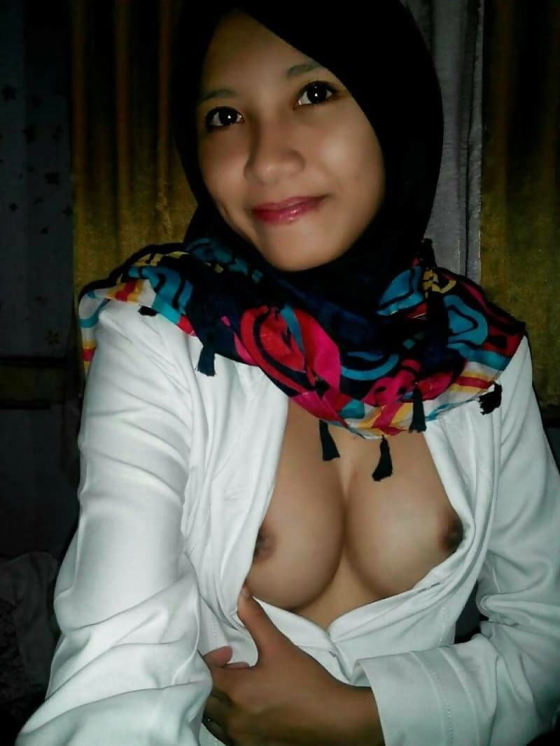 Muslim girls show boobs