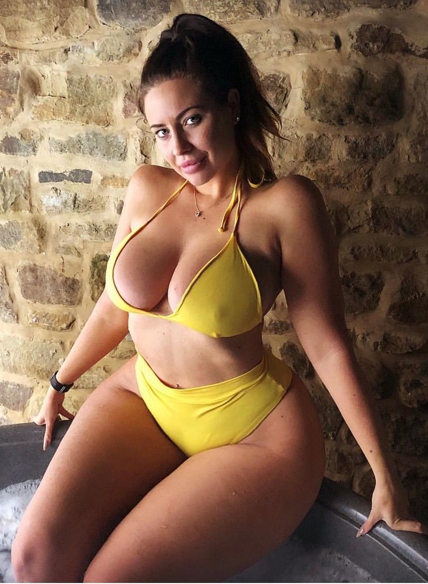 @Djhannahb Hannah in bikini