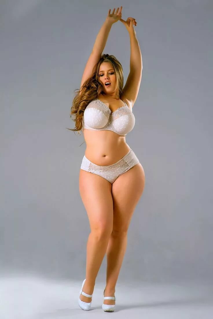 Erin Clai Model Plus Saiz