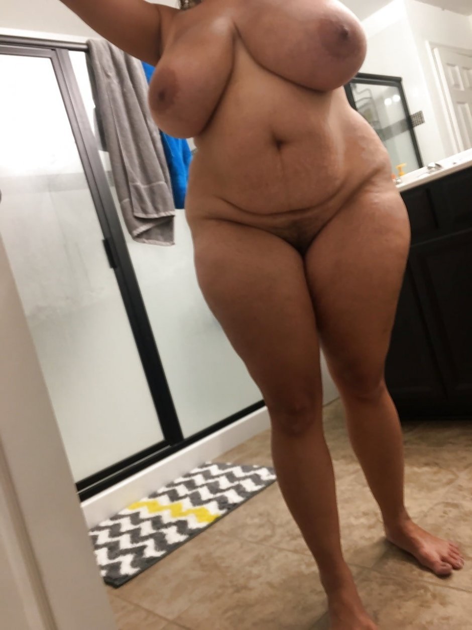 Arab with wide hips of nude