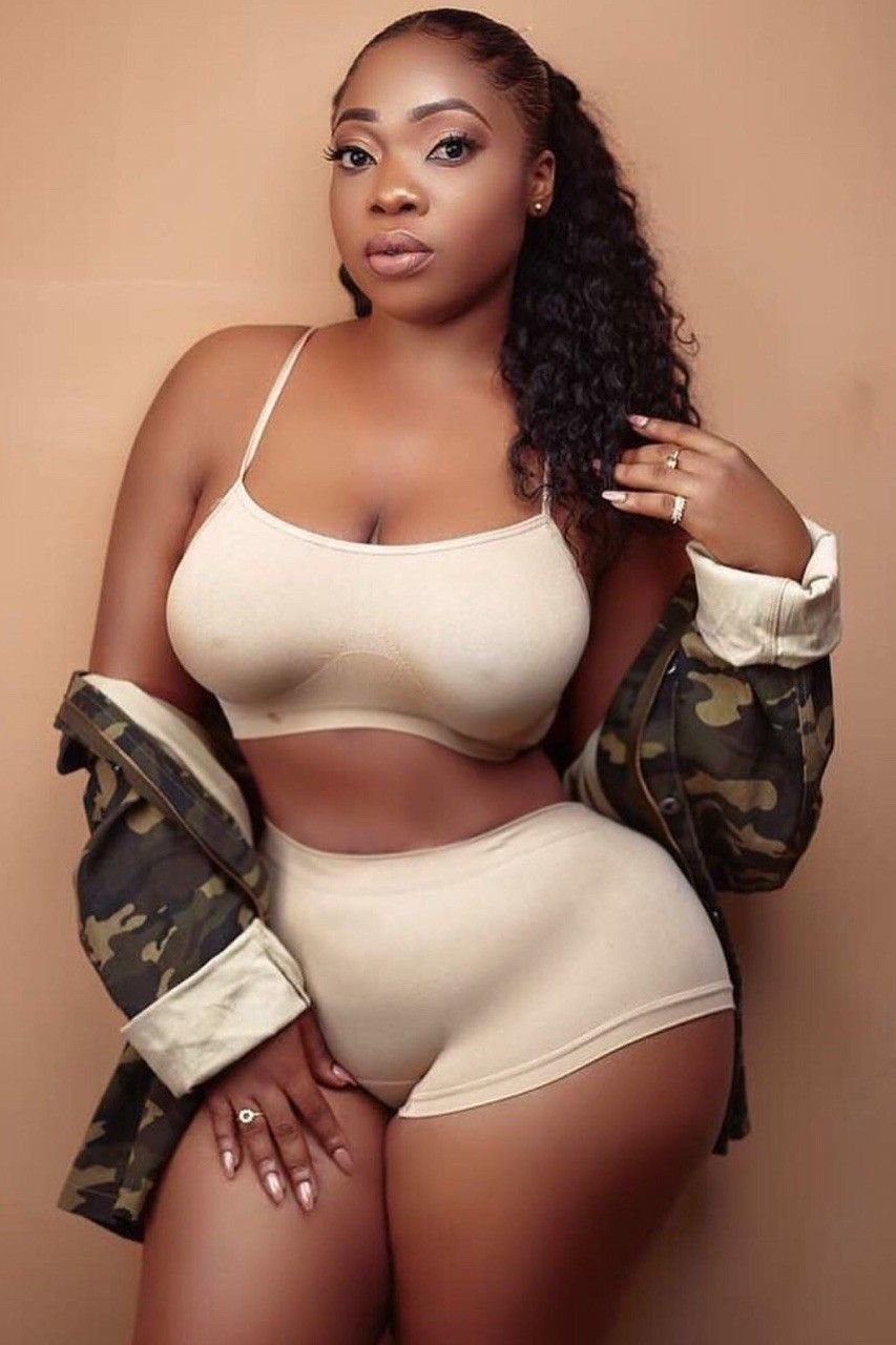 Model Big Black Ebony