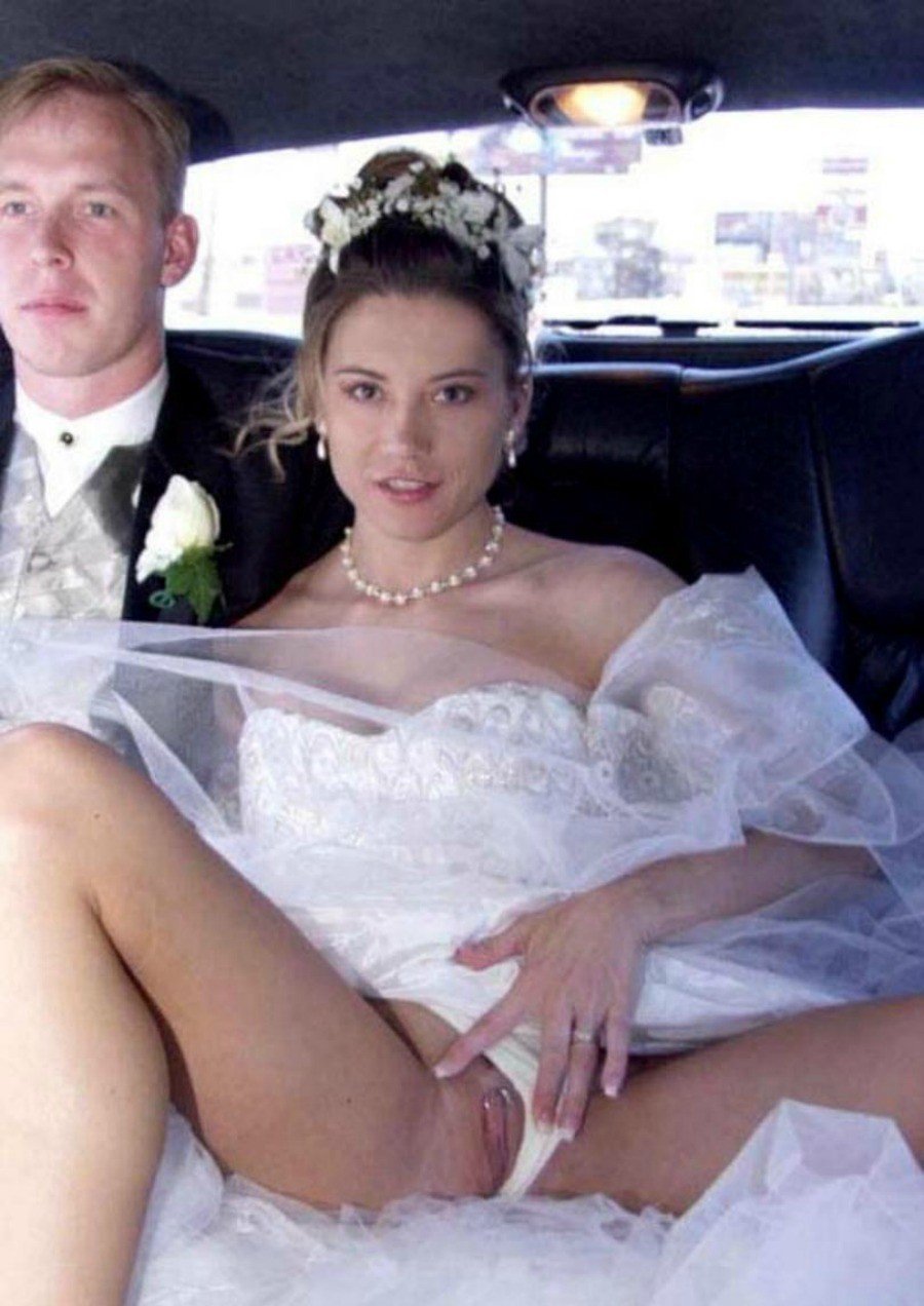The bride undresses in nature