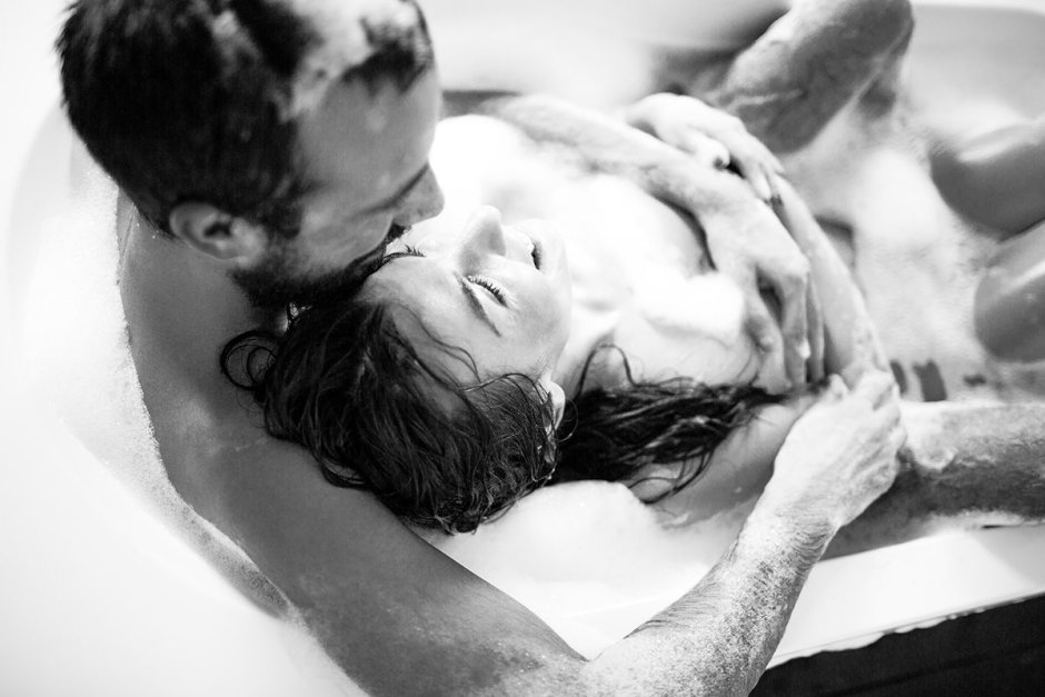 Photo pair sleeps in the bath