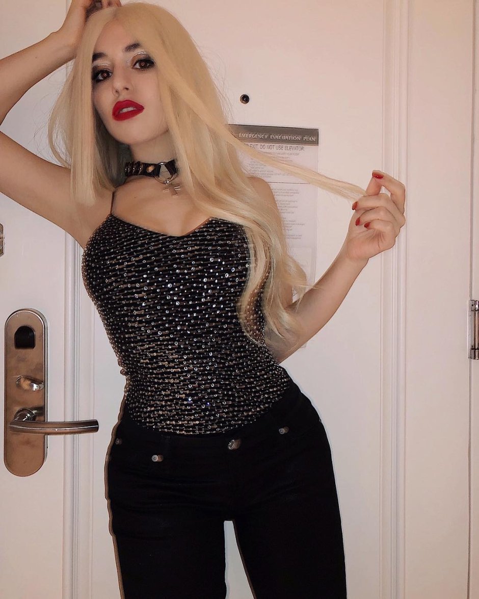 Ava Max Plum