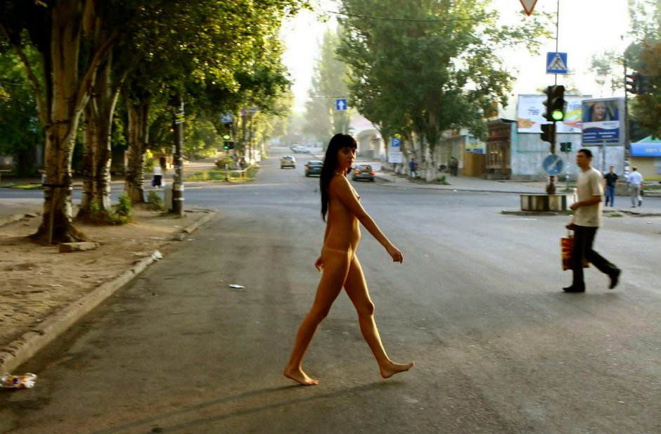 The girl undressed in the gateway