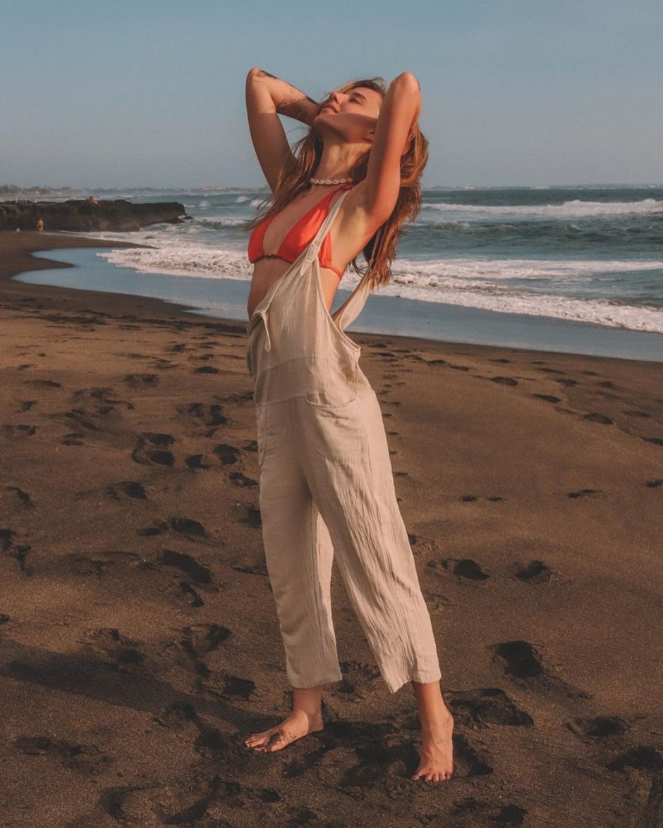 Elizabeth Harnez Naked