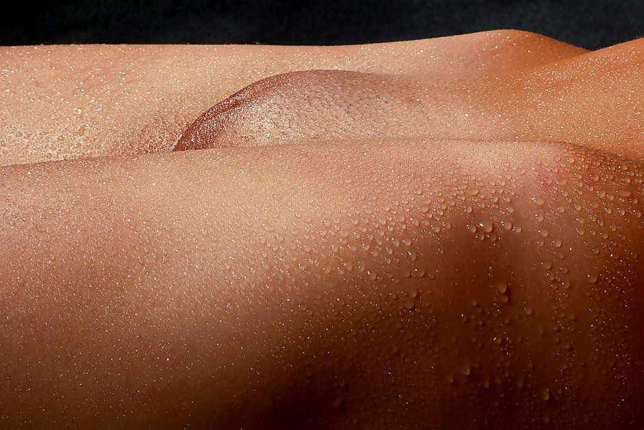 Gloval of female pubis