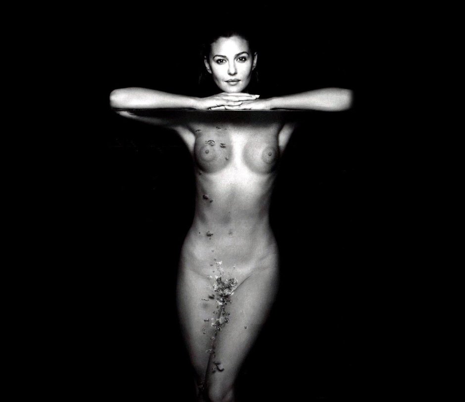Naked pregnant Monica Bellucci