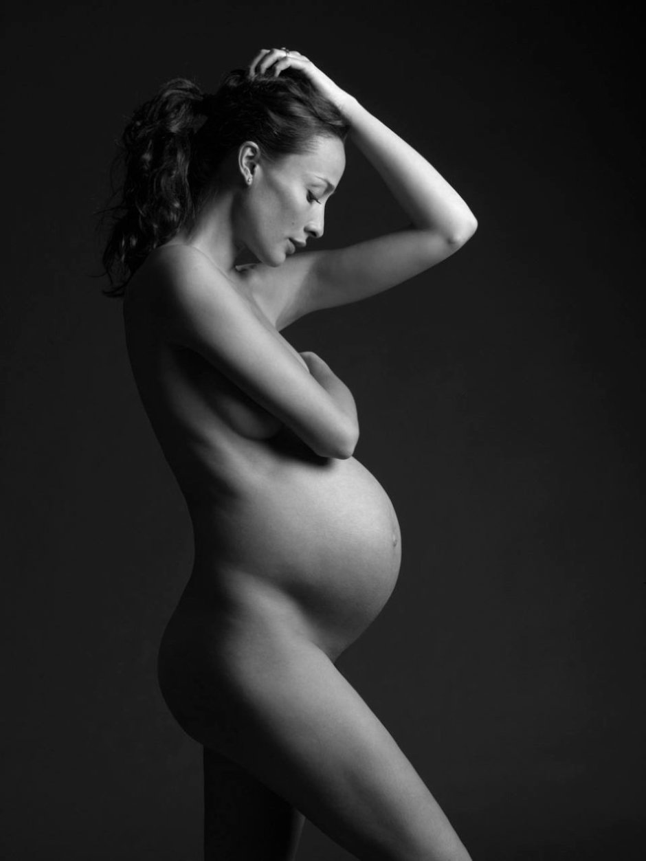 Photo shoot of naked pregnant women in body