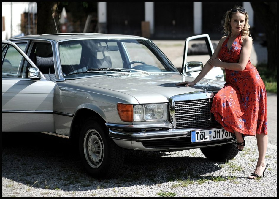 Mercedes 124 and girl