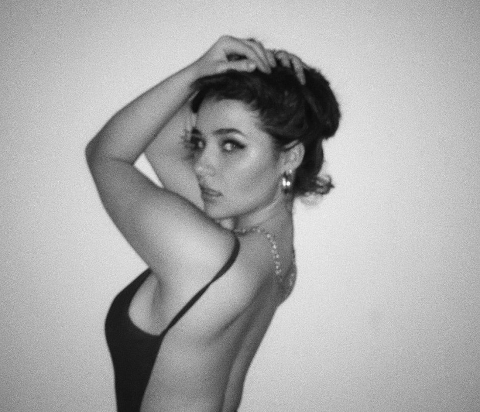 Mia Caliph in Kelvin Klein