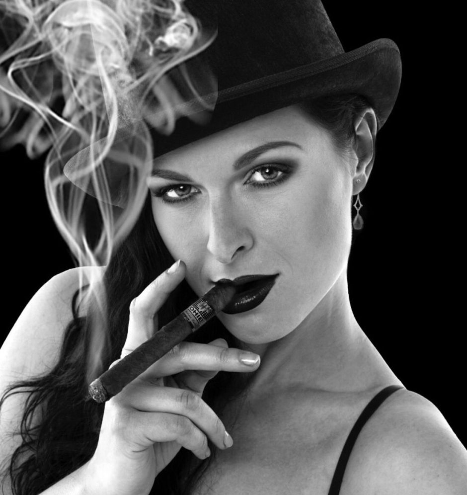 Nina Seyers smoking