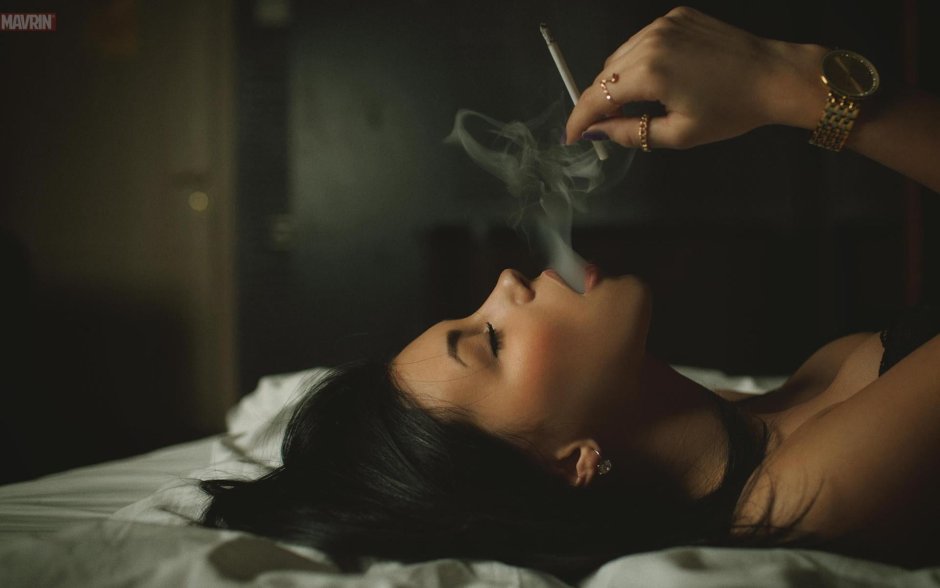 Smoking girl Toples