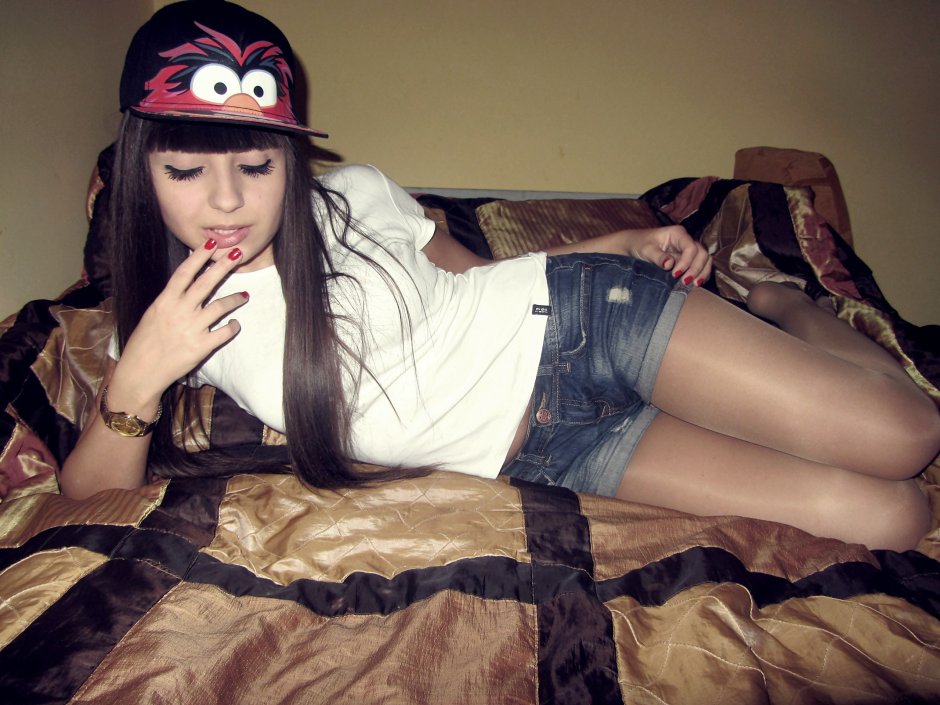Girl d ***** n ****