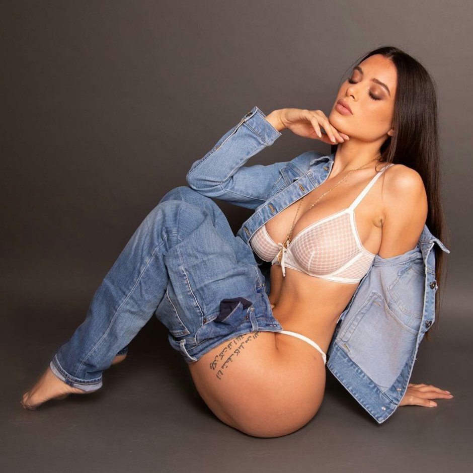 Roads (Lana Rhoades),