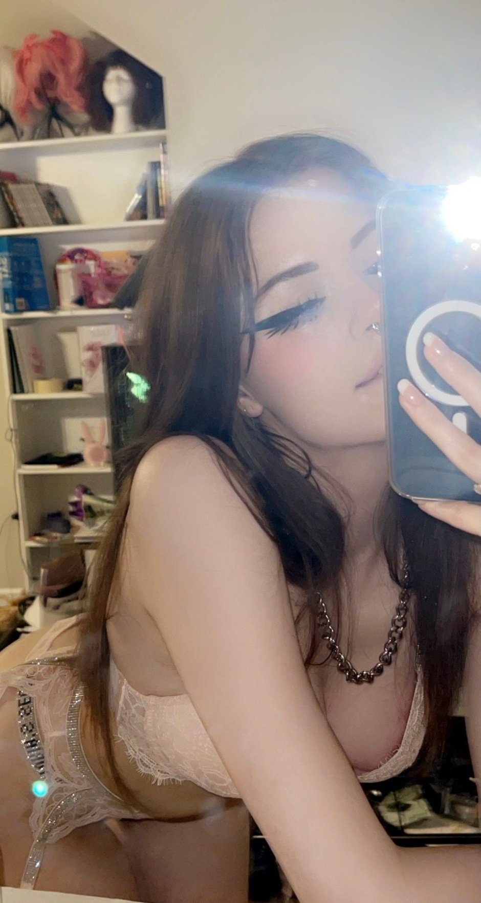 Hanna uwu wallpaper on the phone