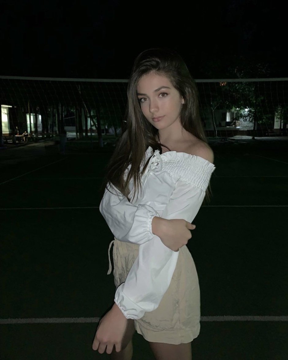 Ela Savanas in bikini
