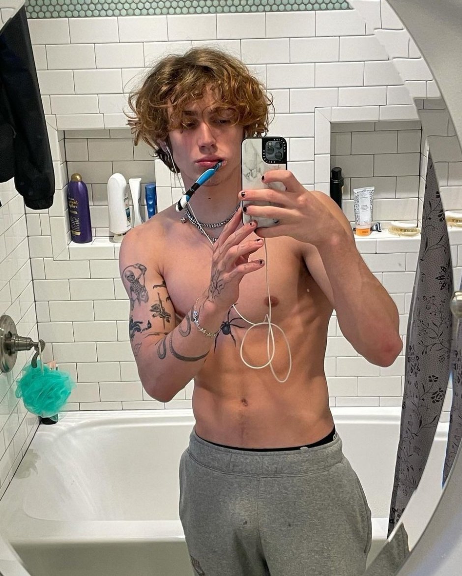 Jeremy Allen White Tatu