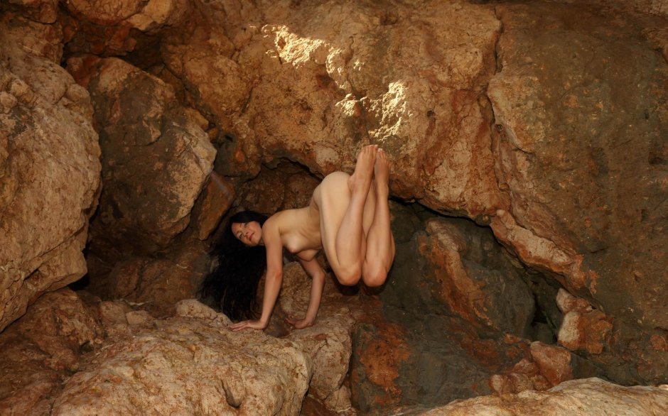 Naked climbed into the cave