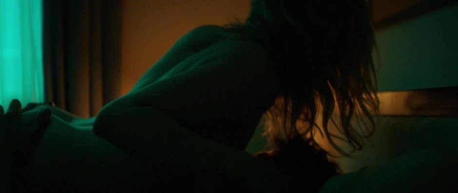 Alicia Clark kiss