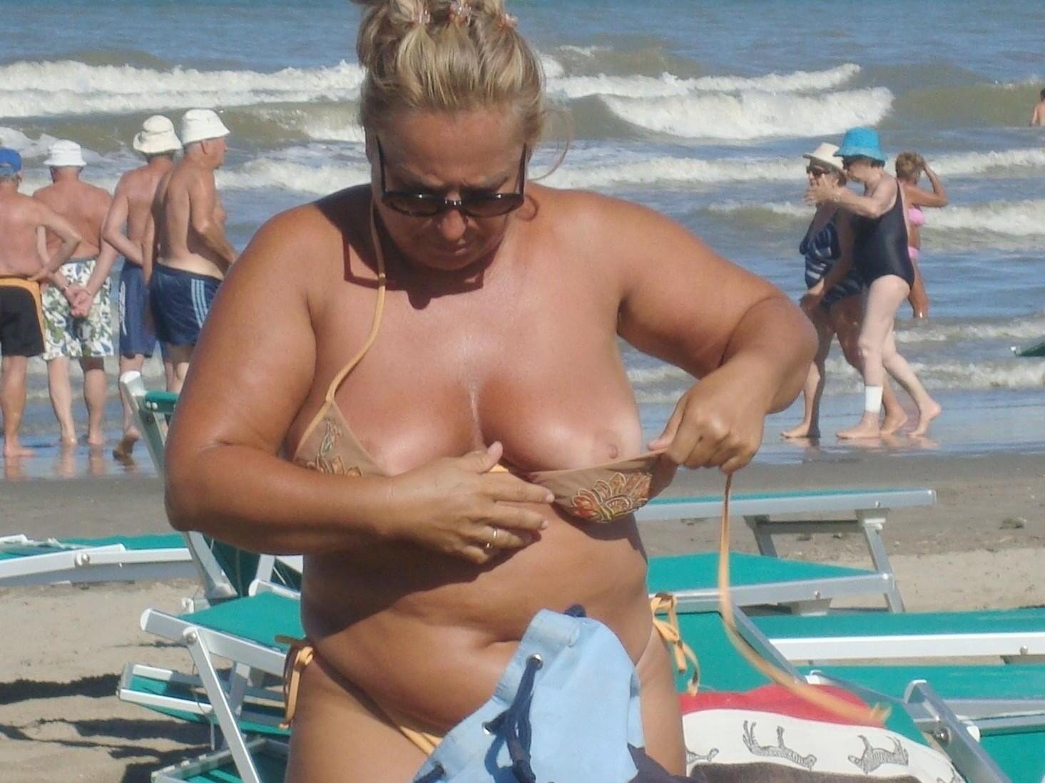 https://boombo.biz/en/nude/uploads/posts/2022-12/1670106639_boombo-biz-p-granny-beach-topless-erotika-instagram-27.jpg