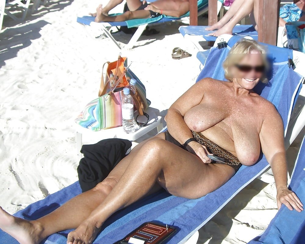 https://boombo.biz/en/nude/uploads/posts/2022-12/1670106651_boombo-biz-p-granny-beach-topless-erotika-instagram-49.jpg