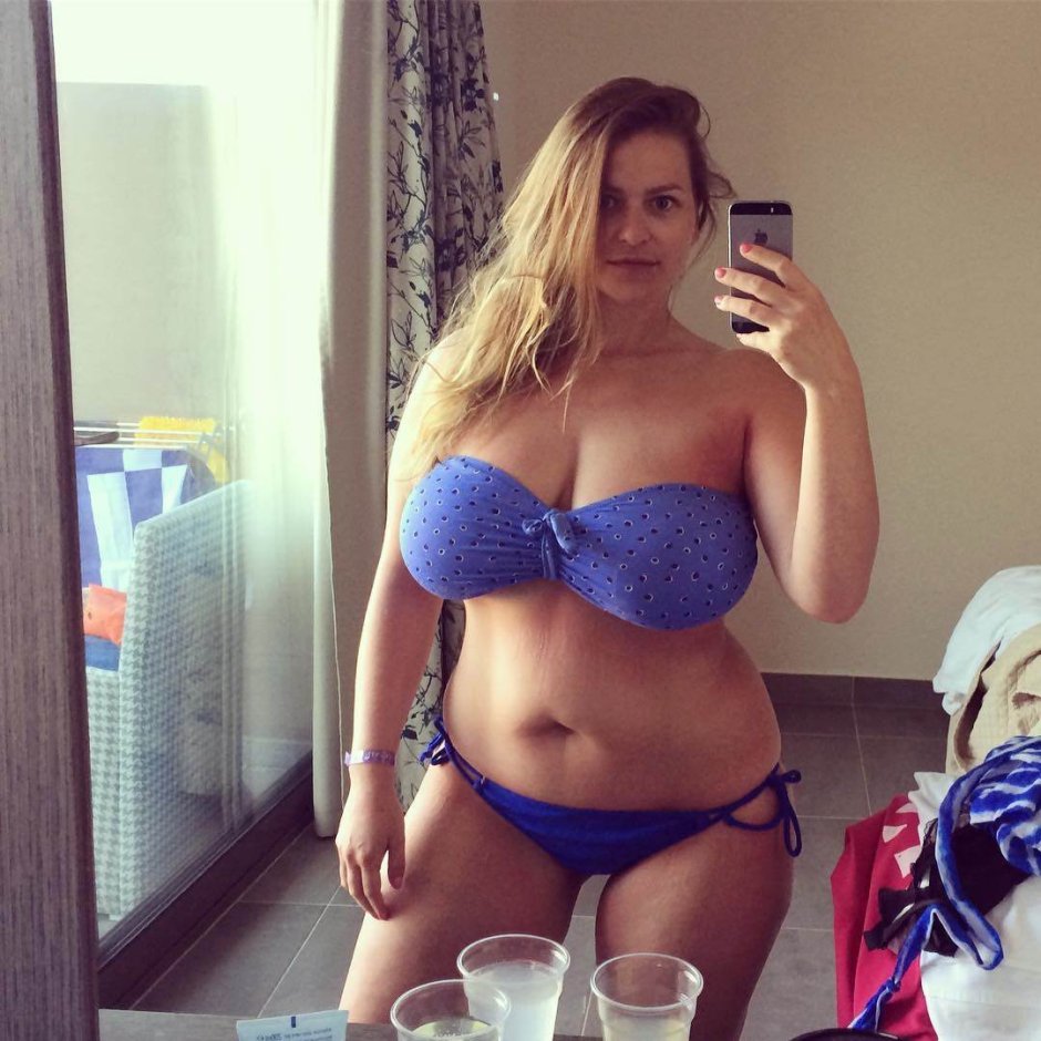 Curvy Women Selfie