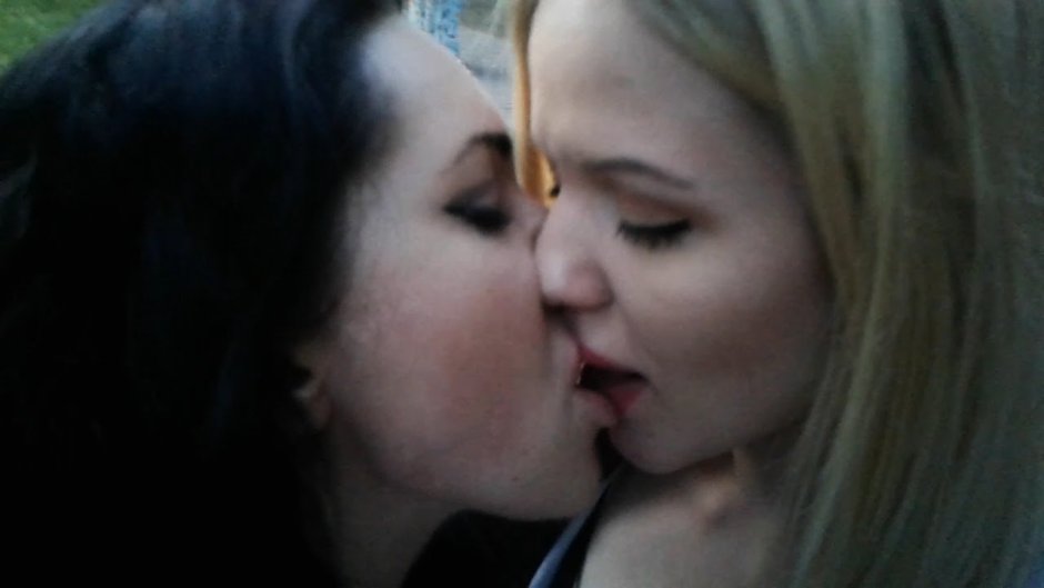 Lesbian kiss aesthetics