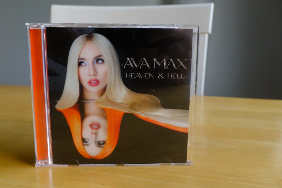 Ava Max chest