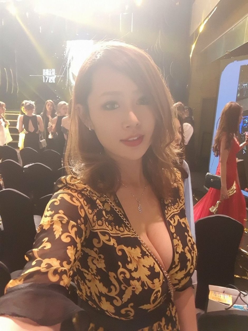 Ma YouRong neckline