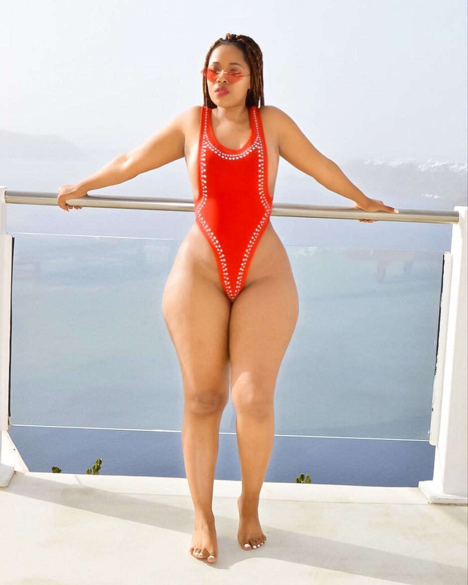Old with wide hips of nude