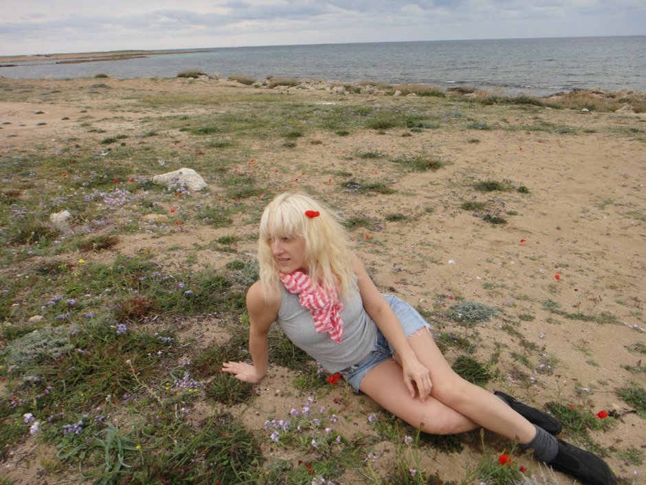 Julia Burch 18 +