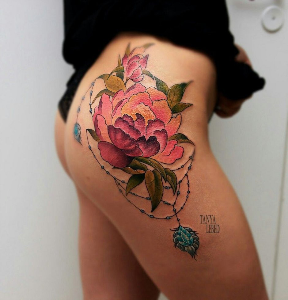 Tattoo on the thigh is colored