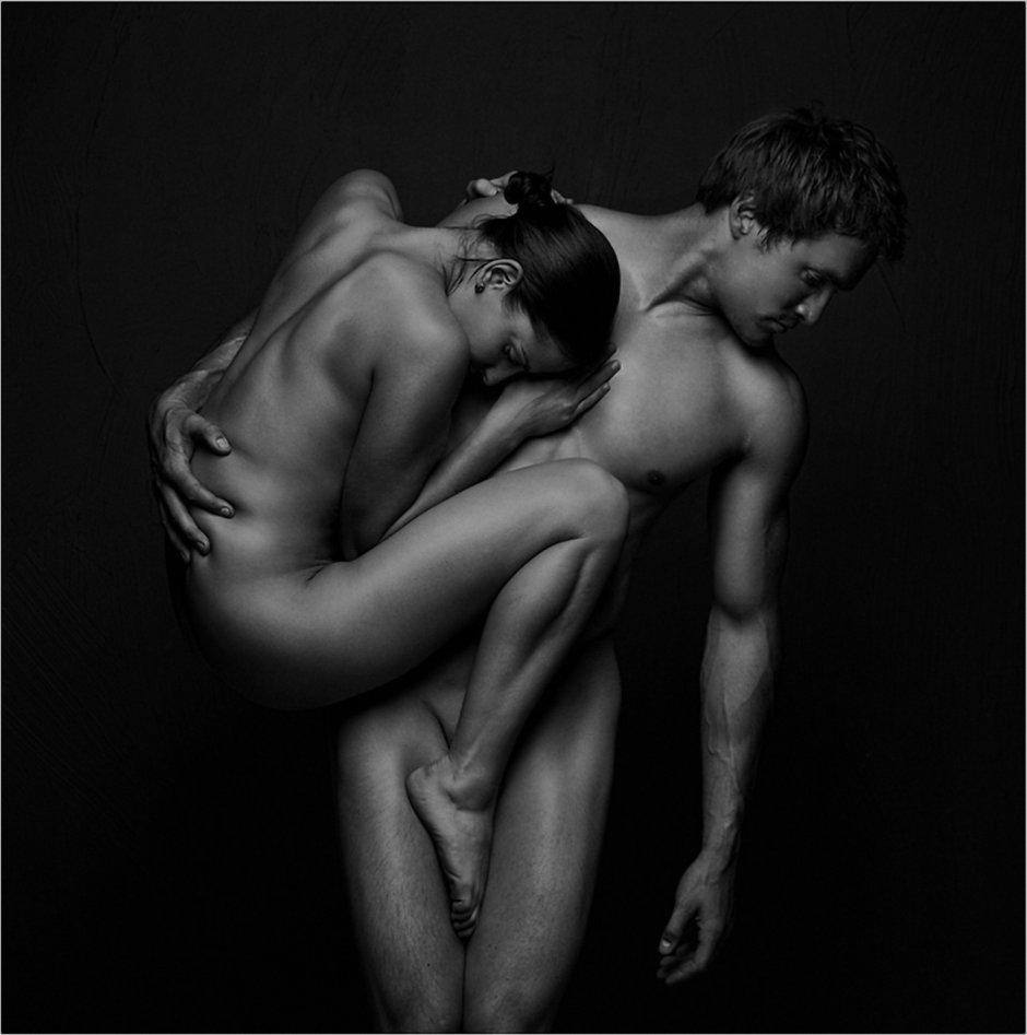 Naked guy in front of the mirror