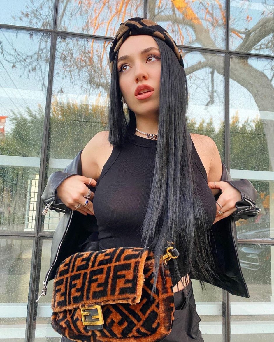 Ava Max Leg