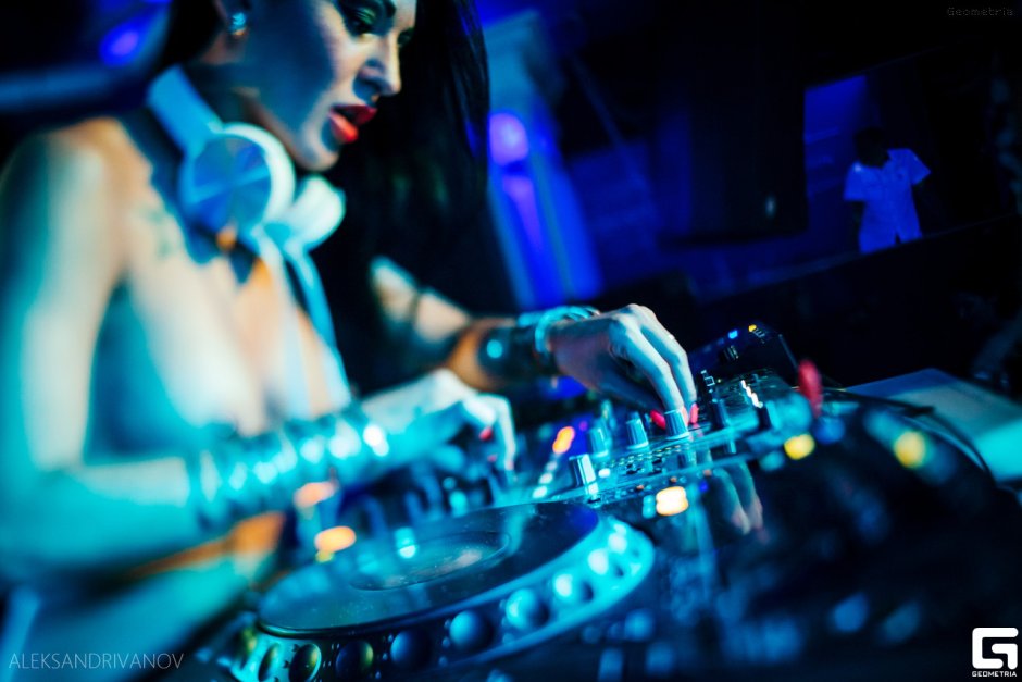 Topless DJ Izel