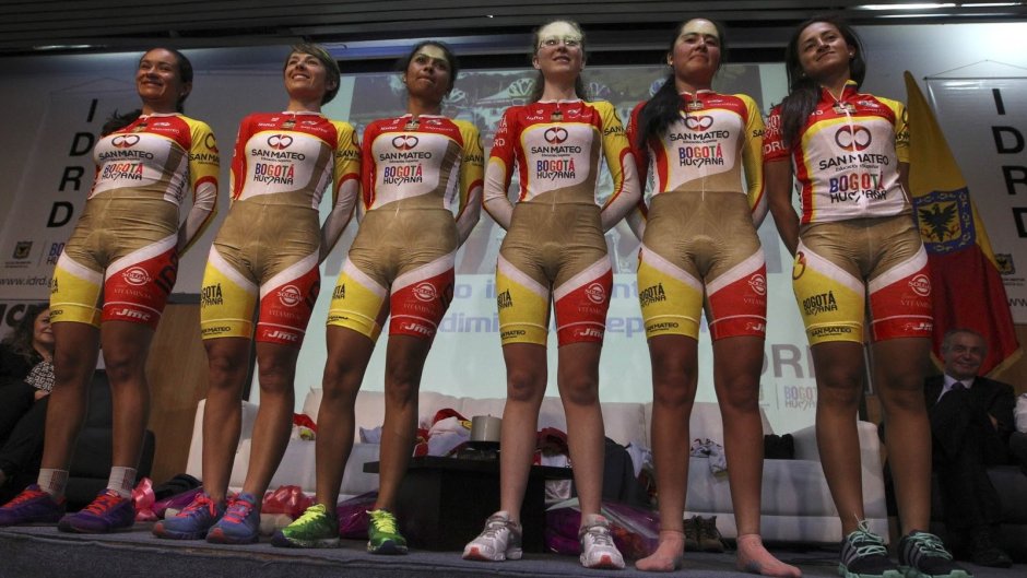 Form of cyclists of the Columbia team