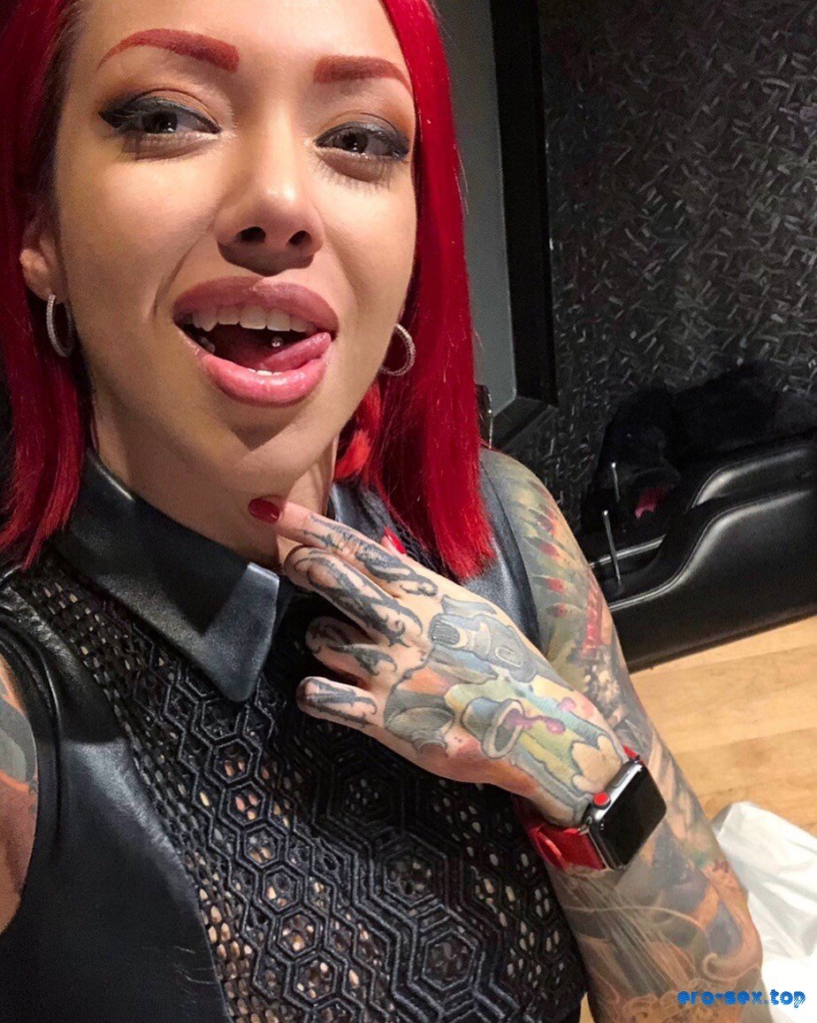 Erotic girls with tattoos