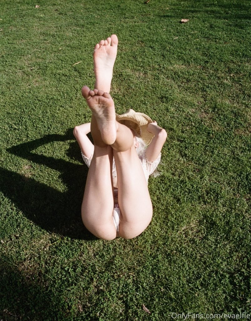 EVA ELFIE Naked pussy long legs