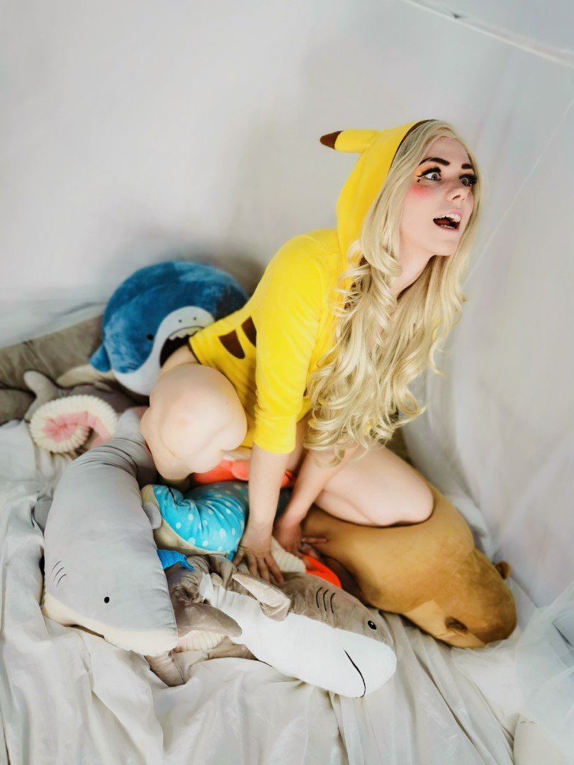 Jessica Nigri Cosplayer Pikachu