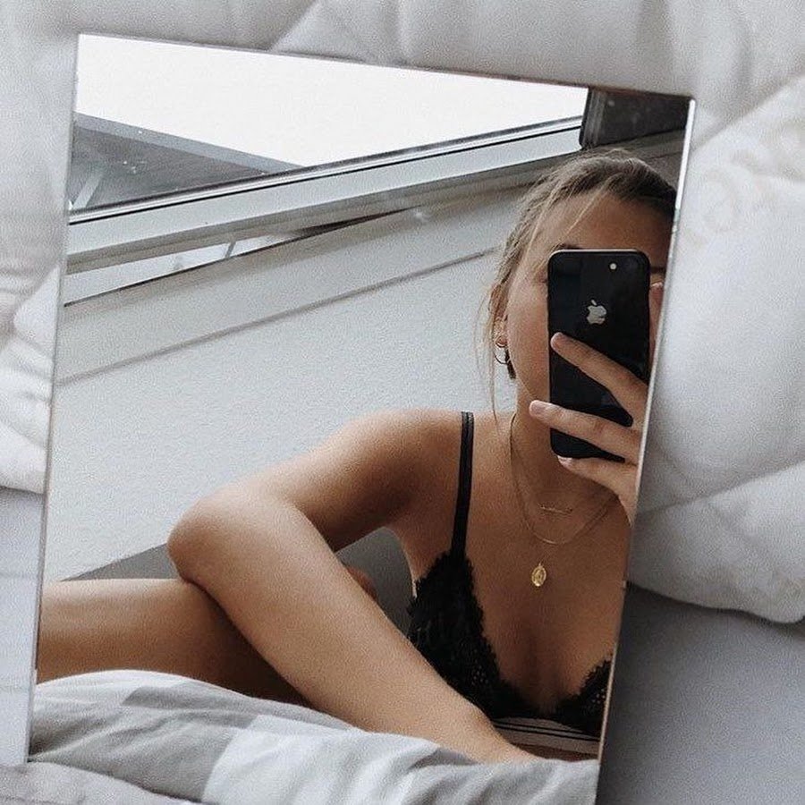 Girl in the mirror blonde