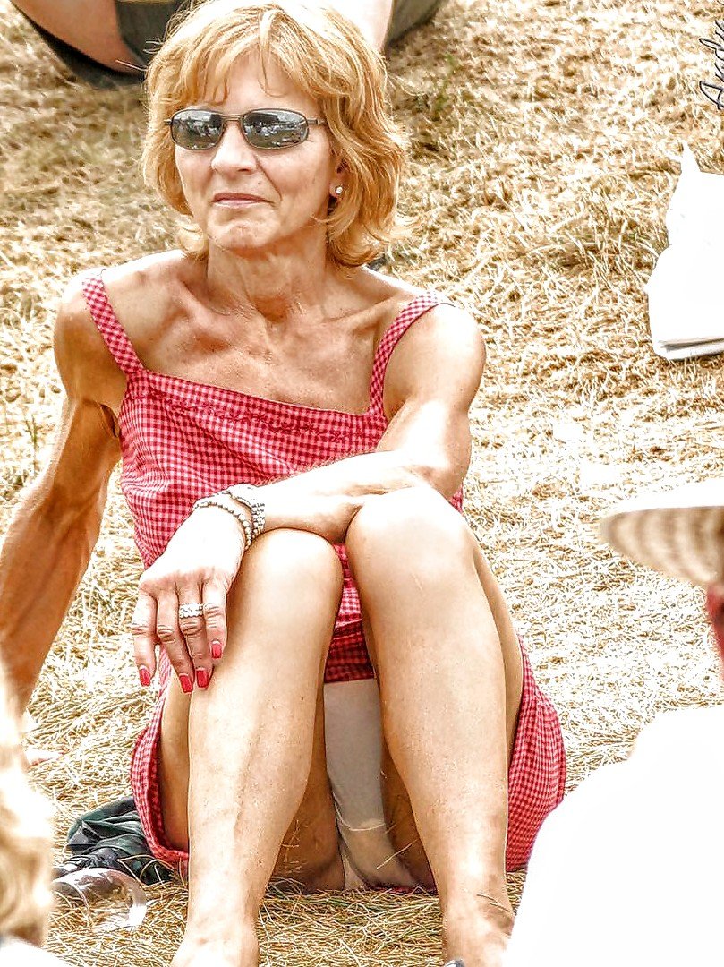 Mature Sitting Upskirt - Granny Upskirt Panties - 75 porn photo